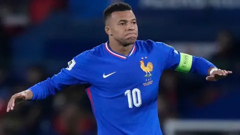 “辽宁铁血军团助铜梁龙腾跃中超，无畏挑战，荣耀晋级，实至名归！”